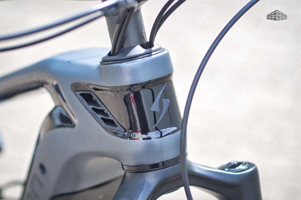 Simplon Rapcon MAXP - Simplon Logo und Belüftungsschlitze im Carbon-Rahmen